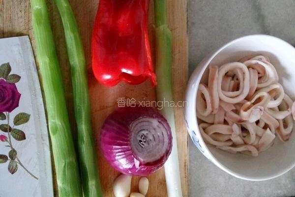 莴苣洋葱炒鱿鱼圈的做法图解1