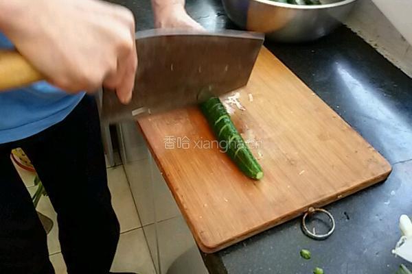蛇皮黄瓜的做法图解1