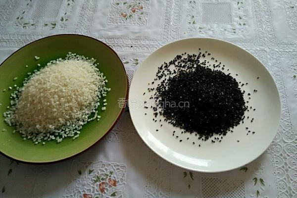 黑芝麻粥的做法图解1