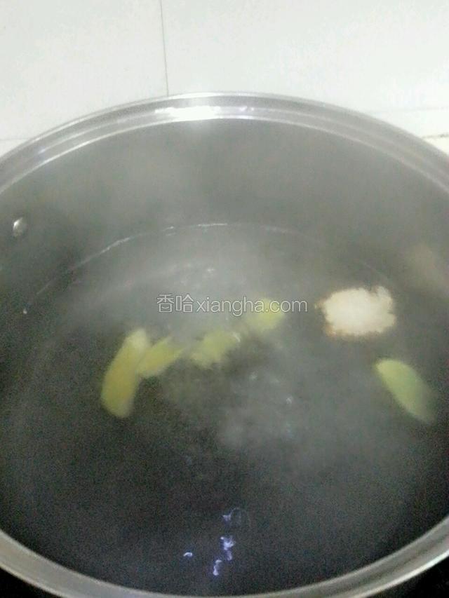 冷水放升姜片，当归煮开备用。