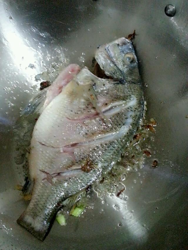 不要煎太老了，鱼皮散了菜品就不好看。