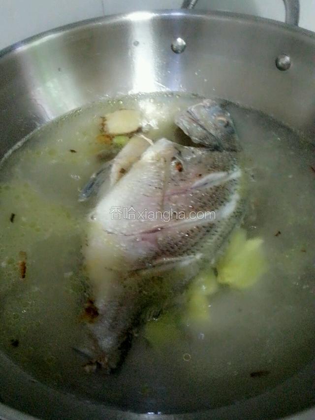 放之前备好的当归生姜水闷煮10分钟。