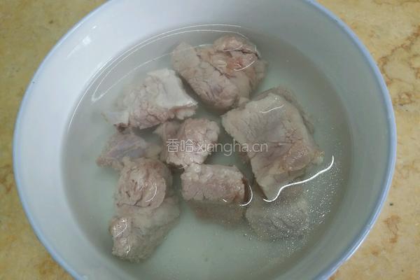 冬瓜干贝排骨汤的做法图解2