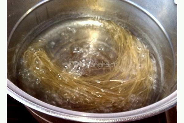 白菜炖粉条的做法图解3