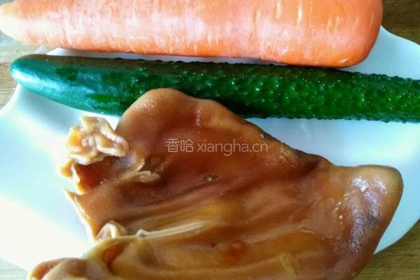 红油黄瓜拌耳丝的做法图解1