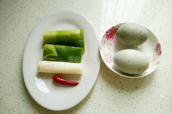 红油凉拌皮蛋的做法图解1