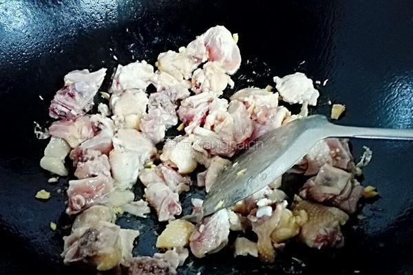 香菇炒鸡肉的做法图解4