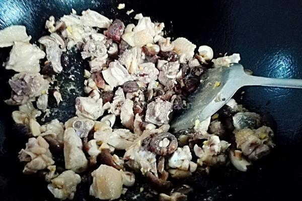 香菇炒鸡肉的做法图解5