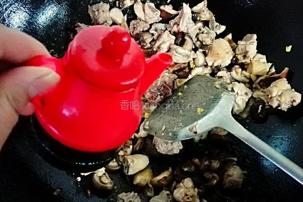 香菇炒鸡肉的做法图解6
