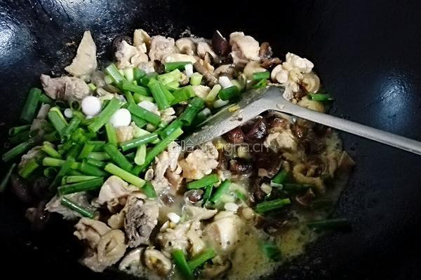 香菇炒鸡肉的做法图解7