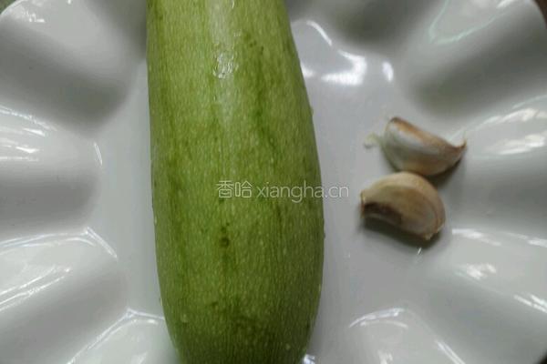 素炒蒜香西葫芦的做法图解1