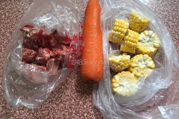 玉米萝卜炖排骨的做法图解1