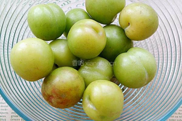 腌李子的做法图解1