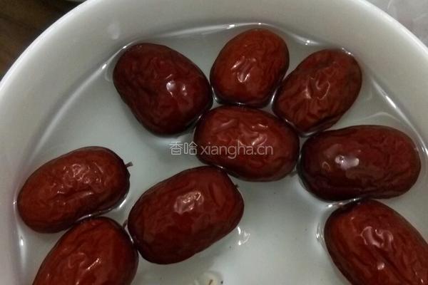 红枣莲子银耳汤的做法图解1