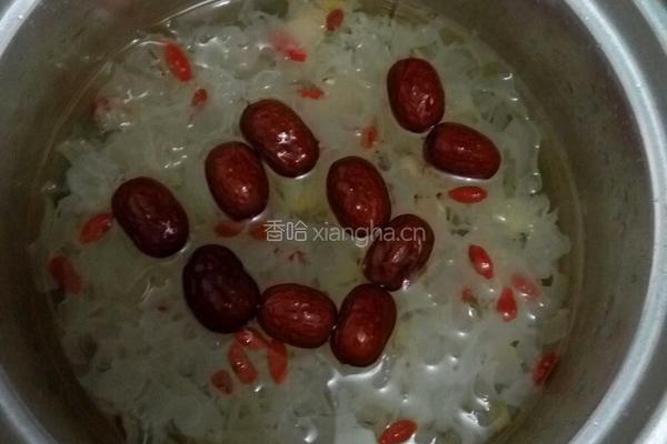 红枣莲子银耳汤的做法图解3