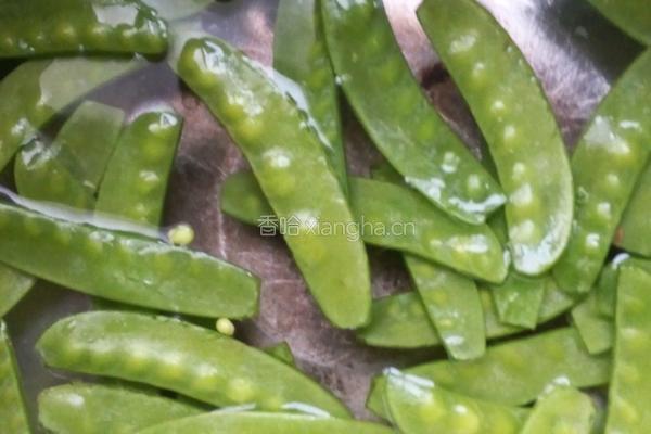 荷兰豆炒胡萝卜的做法图解2