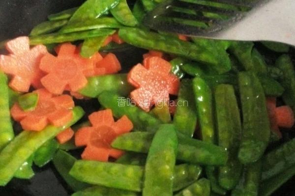 荷兰豆炒胡萝卜的做法图解3