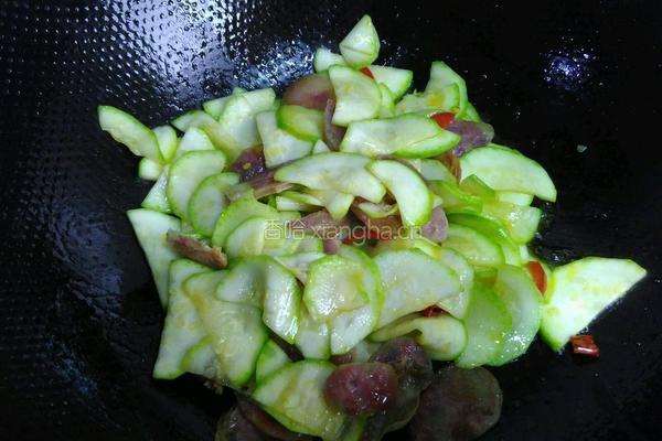 西葫芦炒香肠的做法图解8