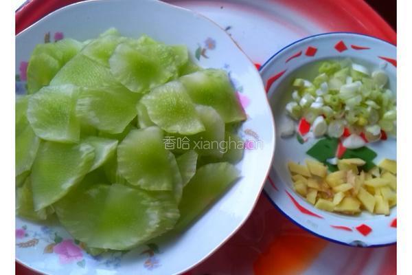 黑木耳鸡蛋炒莴笋的做法图解2