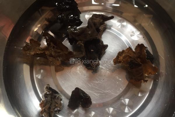 茶树菇烧木耳的做法图解1