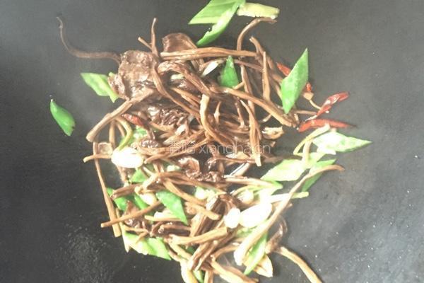 茶树菇烧木耳的做法图解5