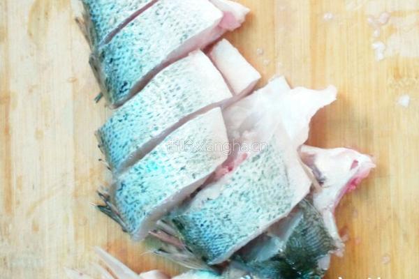 鱼头豆腐香菇清汤的做法图解1