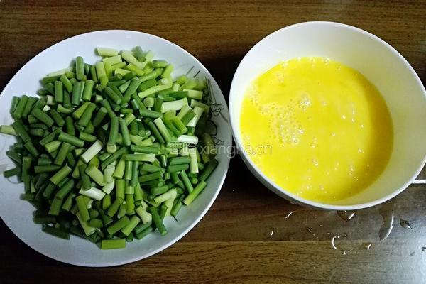 蒜苔炒鸡蛋的做法图解2