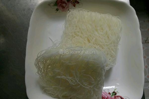 蒜蓉粉丝蒸扇贝的做法图解2