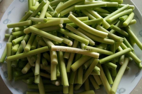 腊肠炒蒜苔的做法图解1