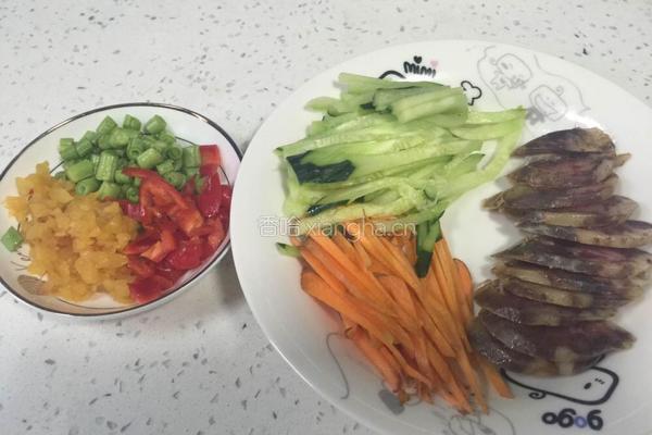 香肠腊味煲仔饭的做法图解1