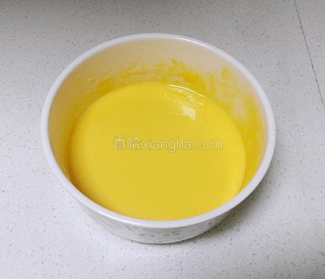 拌蛋黄糊，因为是烘培新手，有些家当不全，我用筷子代替的手动打蛋器。具体步骤：蛋黄里面加入糖和色拉油搅拌均匀，然后将低粉分几次加入进去，每加一次拌匀后再继续加，牛奶也分几次加进去，这样拌出来的蛋黄糊没有颗粒，比较均匀