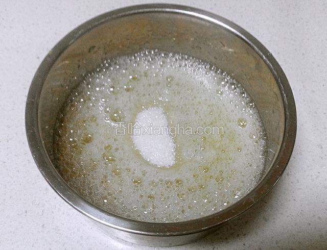 我用的小熊打蛋器，2档打出鱼眼泡泡加入糖，我是一次加进去的，也可以分两次加进去