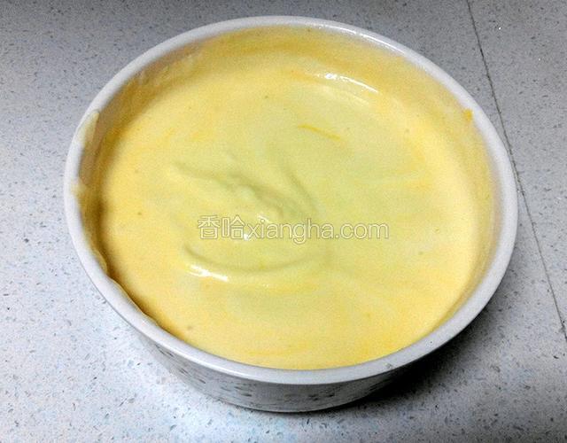 剩下的蛋白一次性加入，上下翻拌均匀，一定要翻拌避免消泡