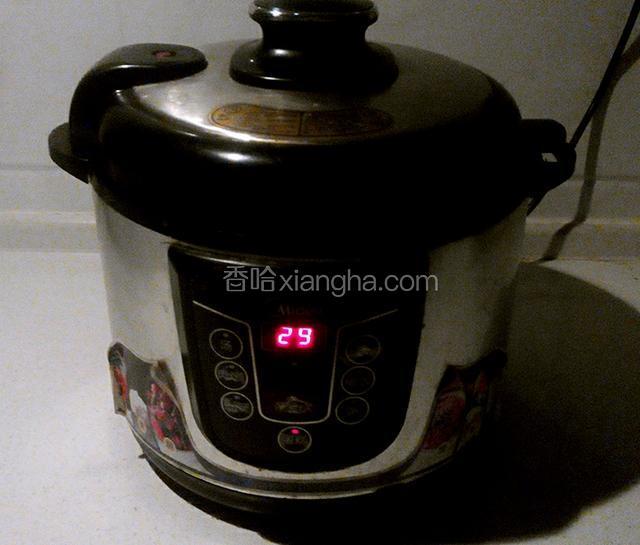我家用的是美的，烤的时候切记气筏要开着，盖上盖子按下蛋糕键，刚开始控制面板上面是不显示时间的，这个时长大概有40分钟，然后控制面板会出现30分钟定时，我只用了15分钟。因为第一次烤的时候等30分钟到了我才取出，烤好的蛋糕取出来底部稍微烤的有点过干
