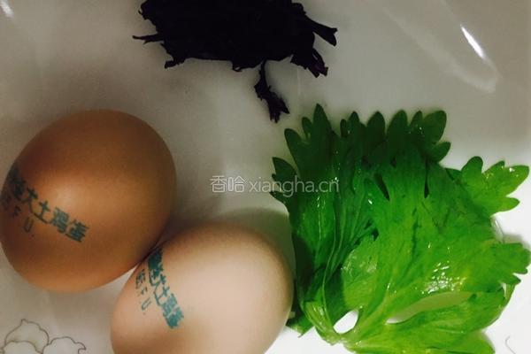 清汤荷包蛋的做法图解1