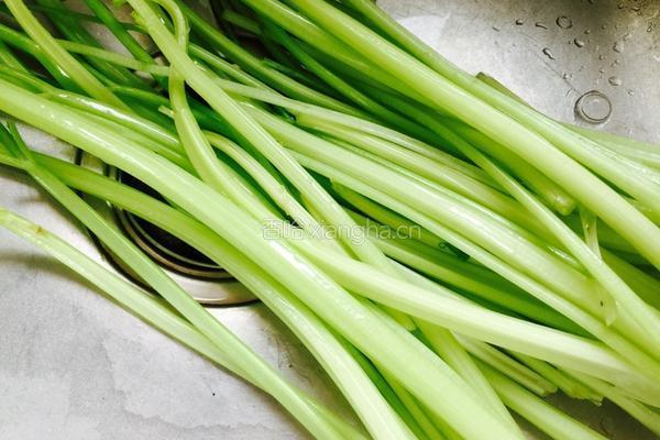 牛肉炒芹菜的做法图解1