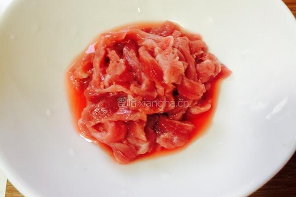牛肉炒芹菜的做法图解3