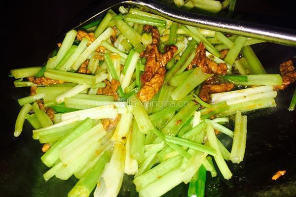 牛肉炒芹菜的做法图解6