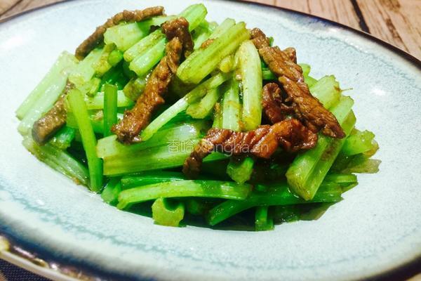牛肉炒芹菜的做法图解7