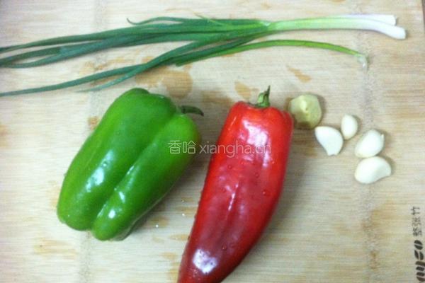 彩椒炒鸡心的做法图解1