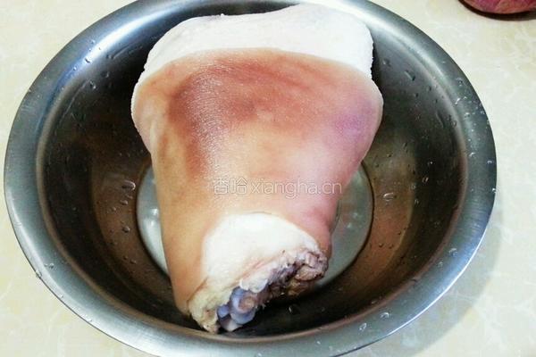 炖肘子的做法图解2
