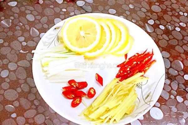 家常清蒸鲈鱼的做法图解4