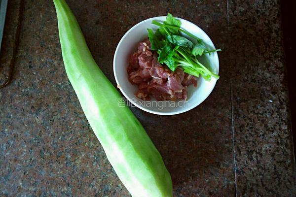 家常丝瓜炒肉的做法图解1