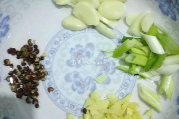 香菇土豆炖鸡肉的做法图解3