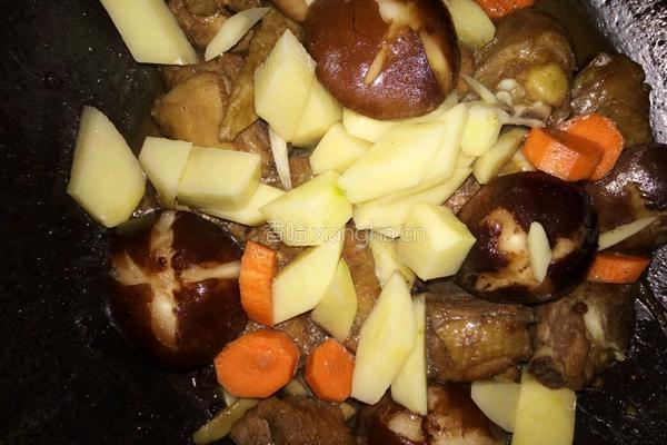 香菇土豆炖鸡肉的做法图解9