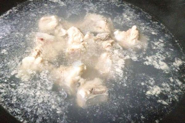 黄豆苦瓜排骨汤的做法图解2