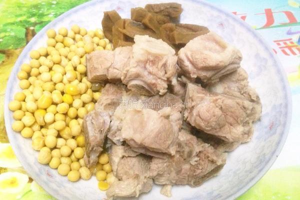 黄豆苦瓜排骨汤的做法图解3
