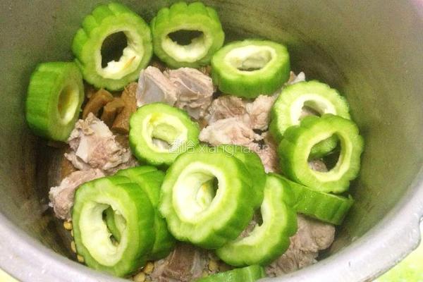 黄豆苦瓜排骨汤的做法图解5