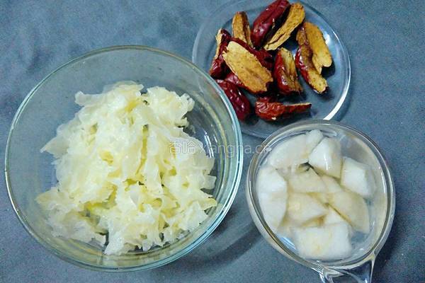 雪梨银耳红枣汤的做法图解3