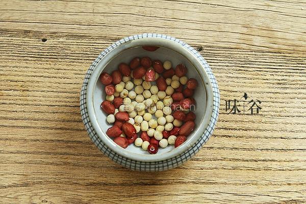 黄豆猪脚汤的做法图解2